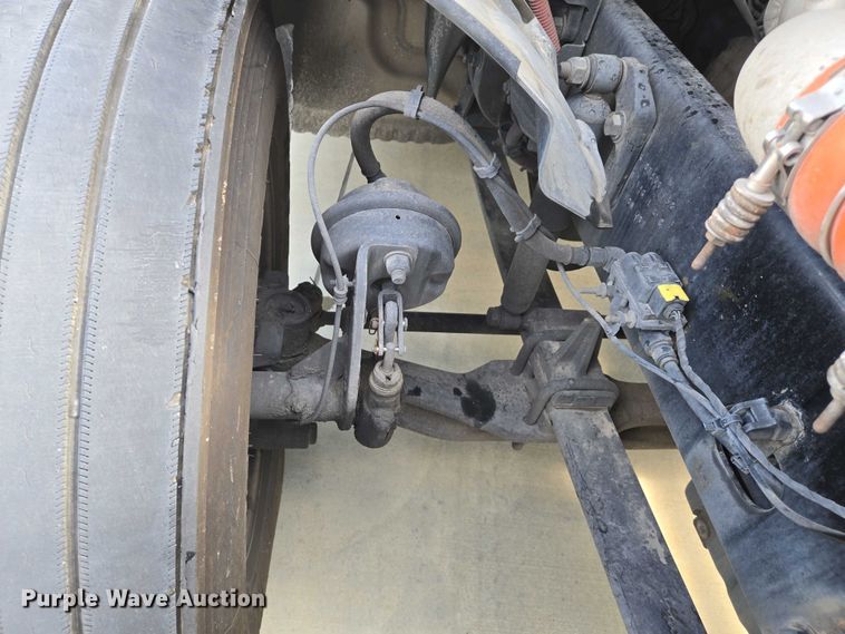 image for item DW7018 2018 Freightliner Cascadia semi truck