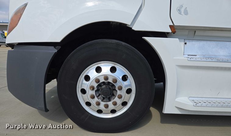 image for item DW7018 2018 Freightliner Cascadia semi truck