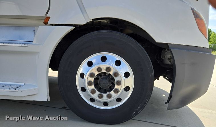 image for item DW7018 2018 Freightliner Cascadia semi truck