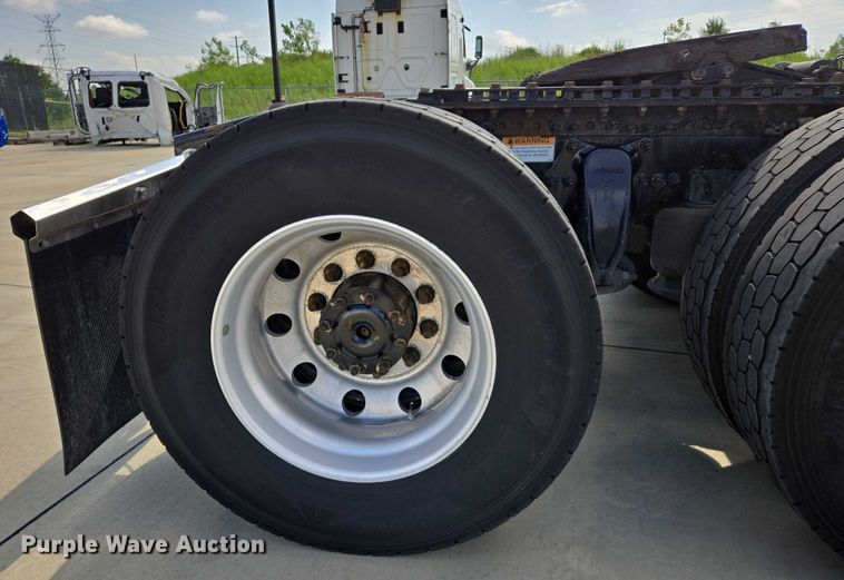 image for item DW7018 2018 Freightliner Cascadia semi truck