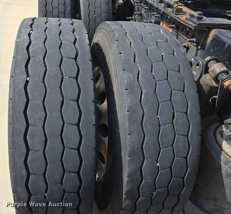 image for item DW7018 2018 Freightliner Cascadia semi truck