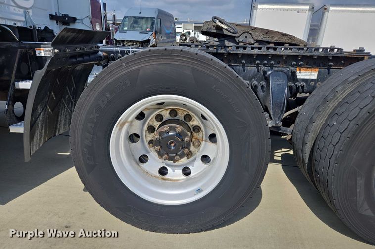 image for item DW7018 2018 Freightliner Cascadia semi truck