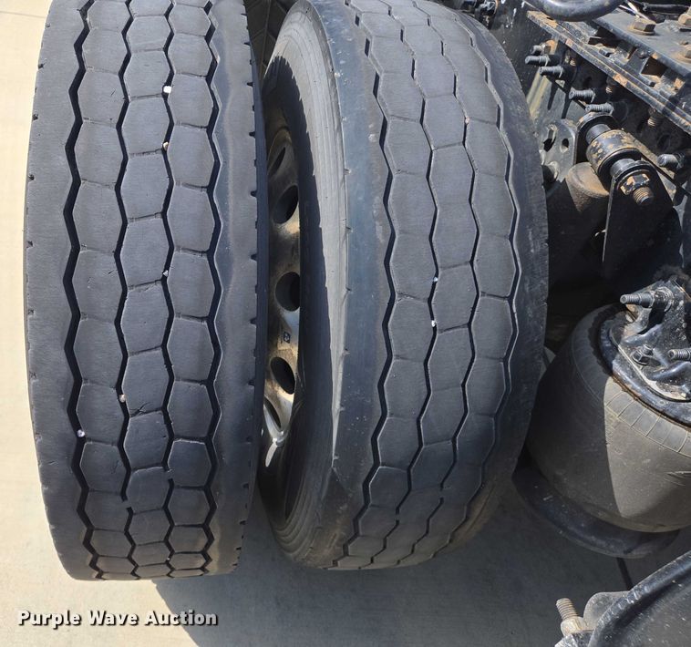 image for item DW7018 2018 Freightliner Cascadia semi truck