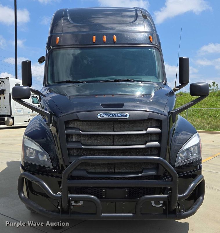 image for item DW7019 2018 Freightliner Cascadia semi truck