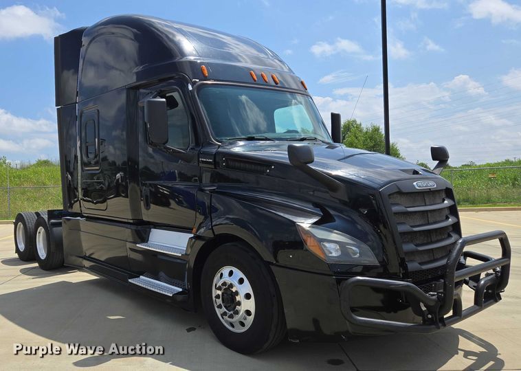 image for item DW7019 2018 Freightliner Cascadia semi truck