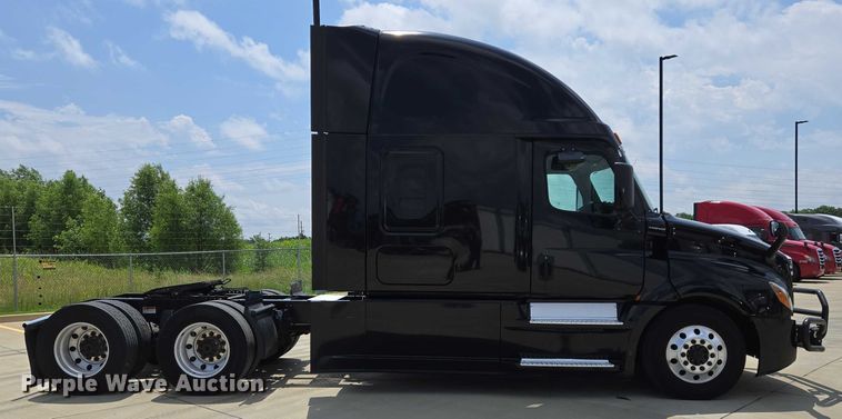 image for item DW7019 2018 Freightliner Cascadia semi truck