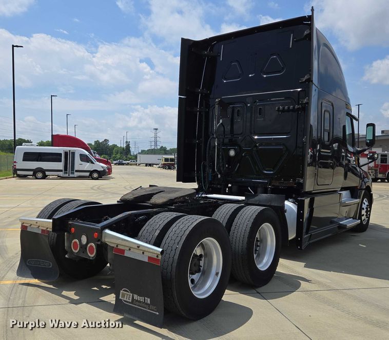 image for item DW7019 2018 Freightliner Cascadia semi truck