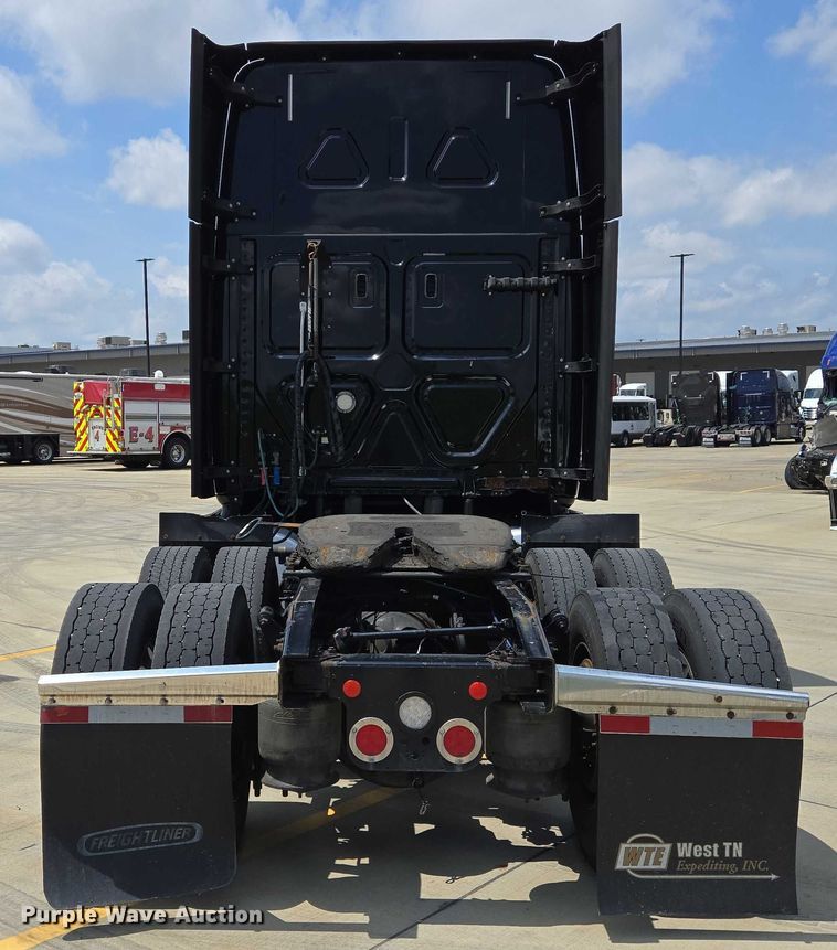 image for item DW7019 2018 Freightliner Cascadia semi truck