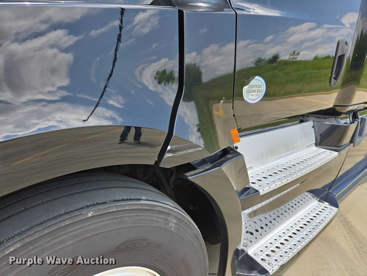 image for item DW7019 2018 Freightliner Cascadia semi truck