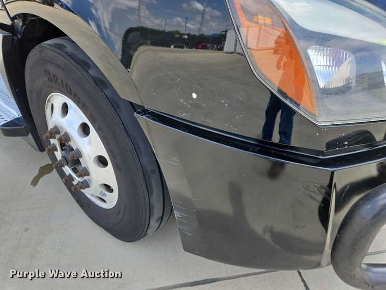 image for item DW7019 2018 Freightliner Cascadia semi truck