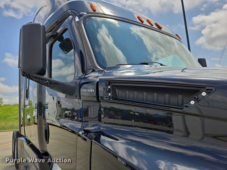 image for item DW7019 2018 Freightliner Cascadia semi truck