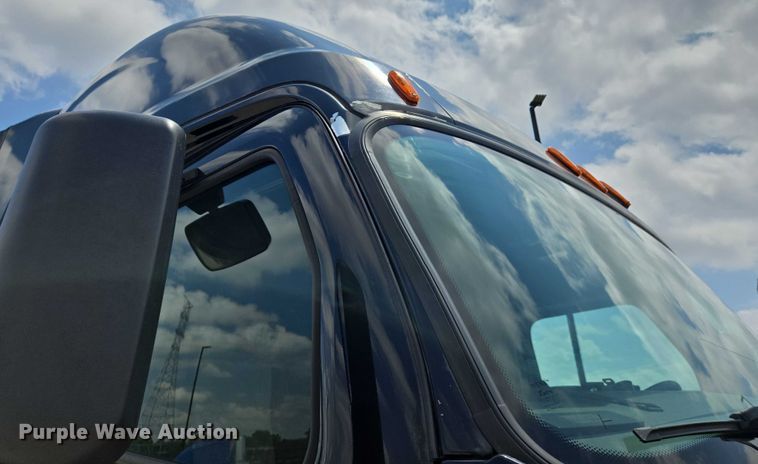 image for item DW7019 2018 Freightliner Cascadia semi truck