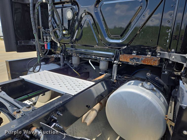 image for item DW7019 2018 Freightliner Cascadia semi truck