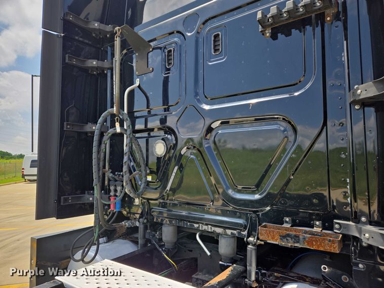 image for item DW7019 2018 Freightliner Cascadia semi truck