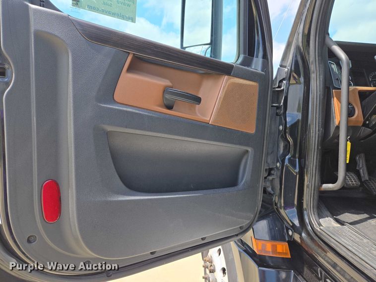 image for item DW7019 2018 Freightliner Cascadia semi truck