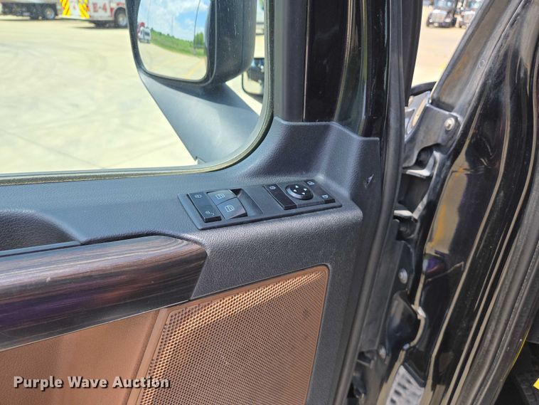 image for item DW7019 2018 Freightliner Cascadia semi truck