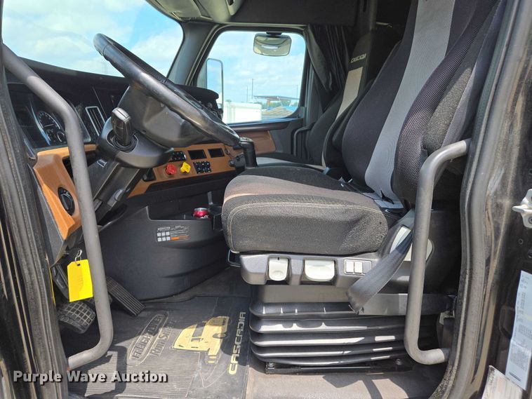 image for item DW7019 2018 Freightliner Cascadia semi truck