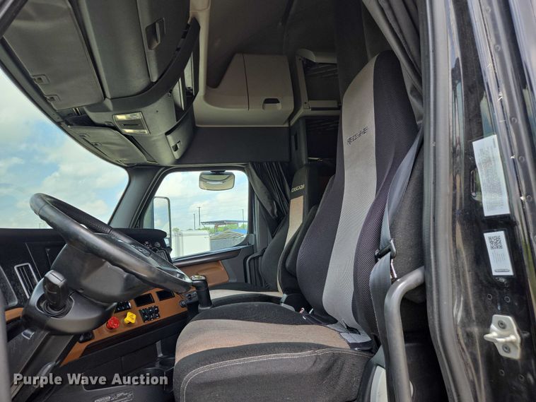 image for item DW7019 2018 Freightliner Cascadia semi truck