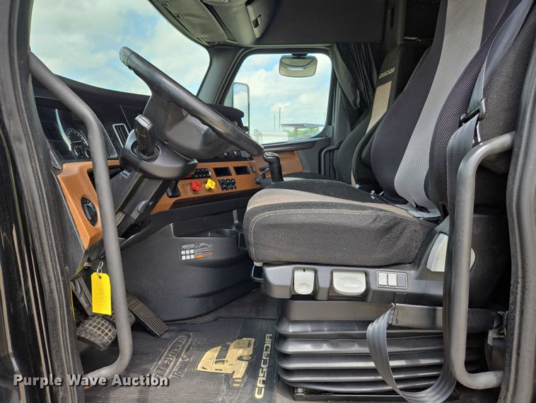 image for item DW7019 2018 Freightliner Cascadia semi truck