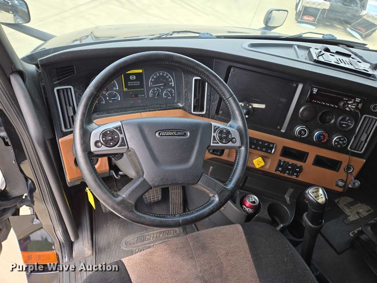 image for item DW7019 2018 Freightliner Cascadia semi truck