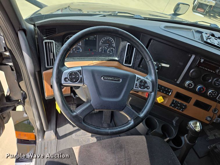 image for item DW7019 2018 Freightliner Cascadia semi truck