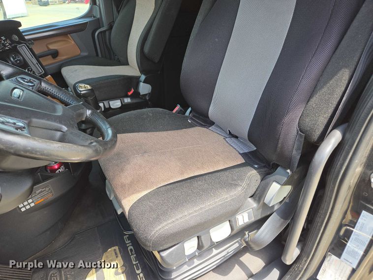 image for item DW7019 2018 Freightliner Cascadia semi truck