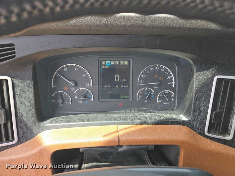 image for item DW7019 2018 Freightliner Cascadia semi truck