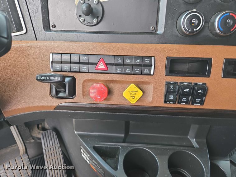 image for item DW7019 2018 Freightliner Cascadia semi truck