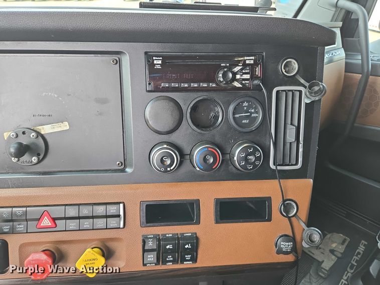 image for item DW7019 2018 Freightliner Cascadia semi truck