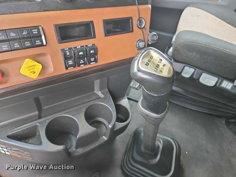 image for item DW7019 2018 Freightliner Cascadia semi truck