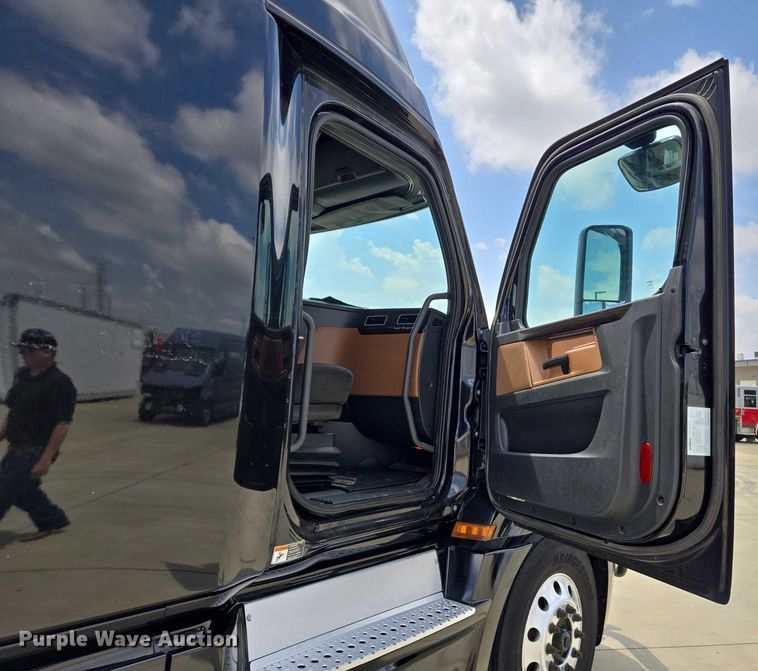 image for item DW7019 2018 Freightliner Cascadia semi truck