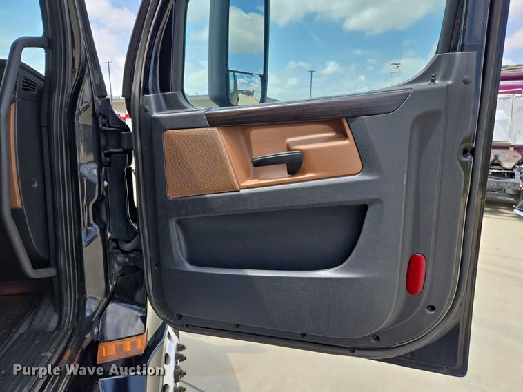 image for item DW7019 2018 Freightliner Cascadia semi truck