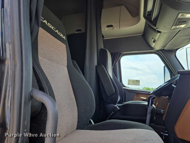 image for item DW7019 2018 Freightliner Cascadia semi truck