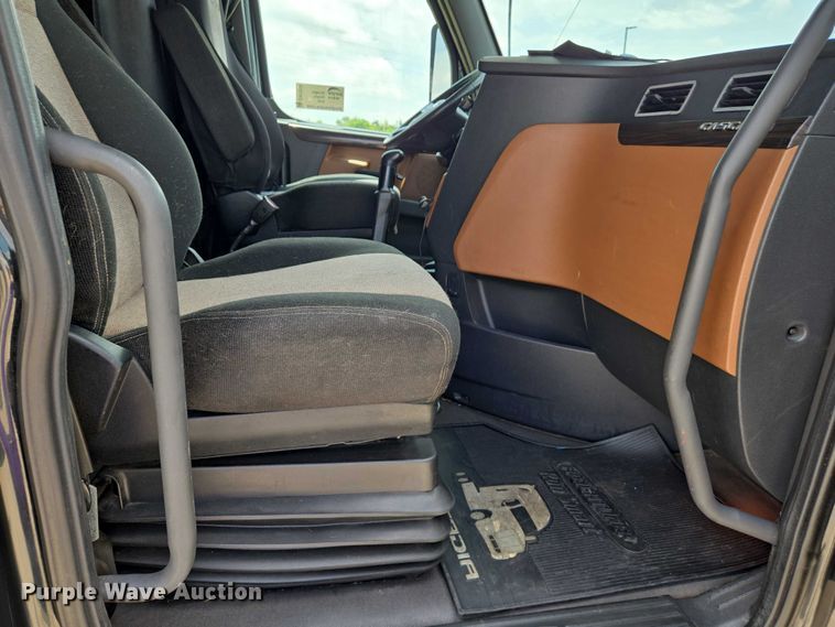 image for item DW7019 2018 Freightliner Cascadia semi truck