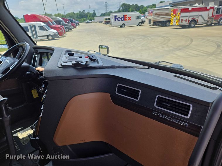 image for item DW7019 2018 Freightliner Cascadia semi truck