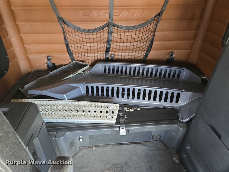 image for item DW7019 2018 Freightliner Cascadia semi truck