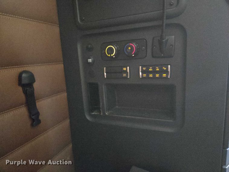 image for item DW7019 2018 Freightliner Cascadia semi truck