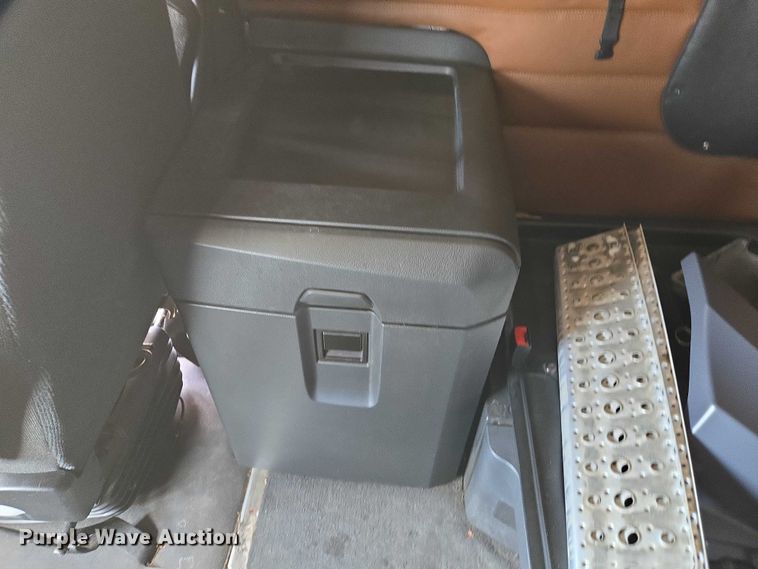 image for item DW7019 2018 Freightliner Cascadia semi truck