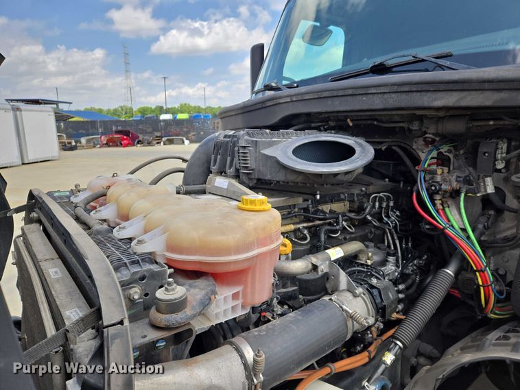 image for item DW7019 2018 Freightliner Cascadia semi truck