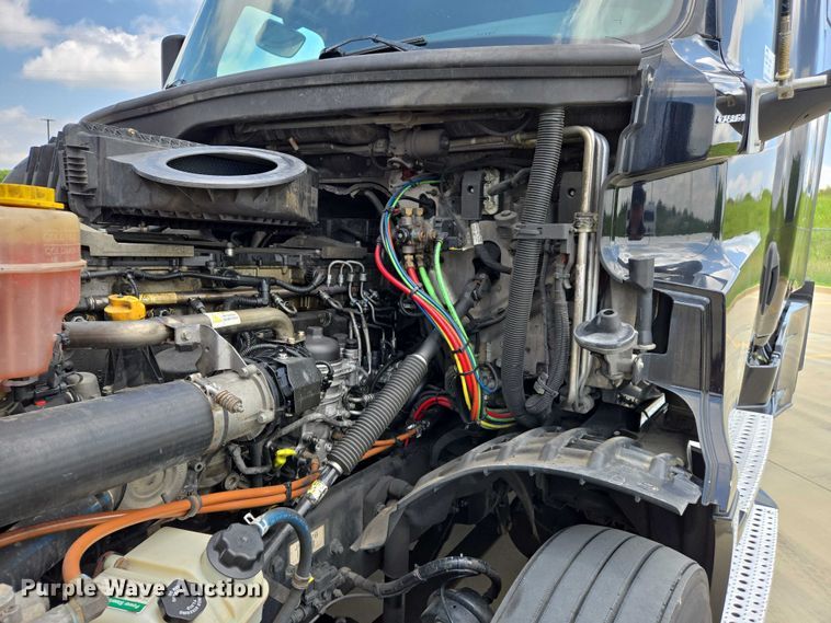 image for item DW7019 2018 Freightliner Cascadia semi truck