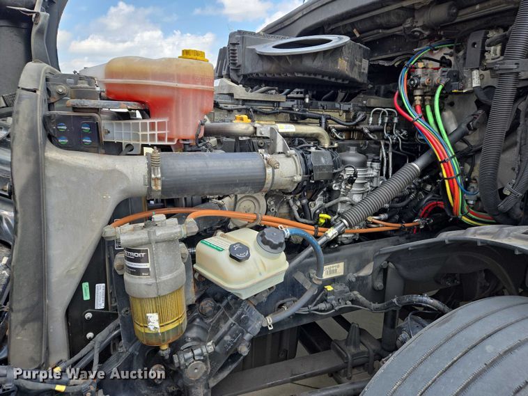 image for item DW7019 2018 Freightliner Cascadia semi truck