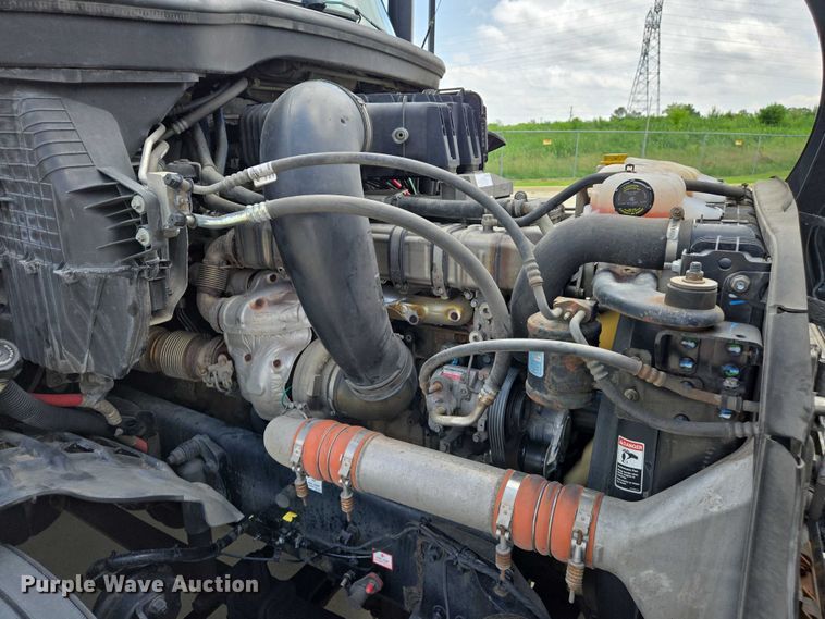 image for item DW7019 2018 Freightliner Cascadia semi truck