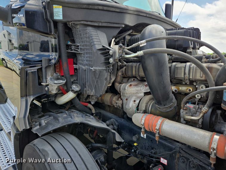 image for item DW7019 2018 Freightliner Cascadia semi truck