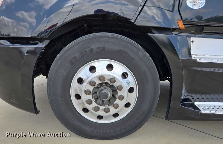 image for item DW7019 2018 Freightliner Cascadia semi truck