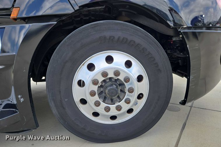 image for item DW7019 2018 Freightliner Cascadia semi truck