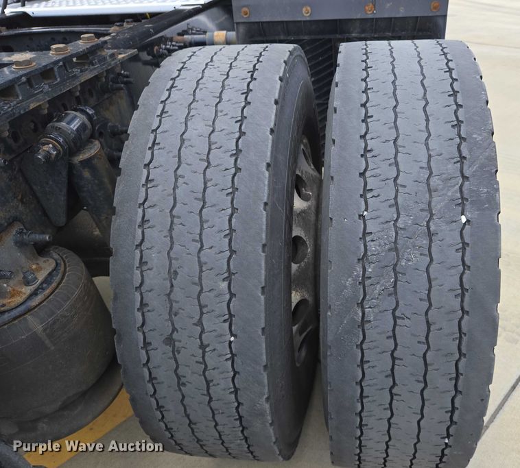 image for item DW7019 2018 Freightliner Cascadia semi truck