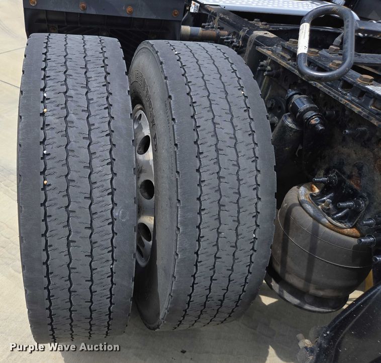 image for item DW7019 2018 Freightliner Cascadia semi truck