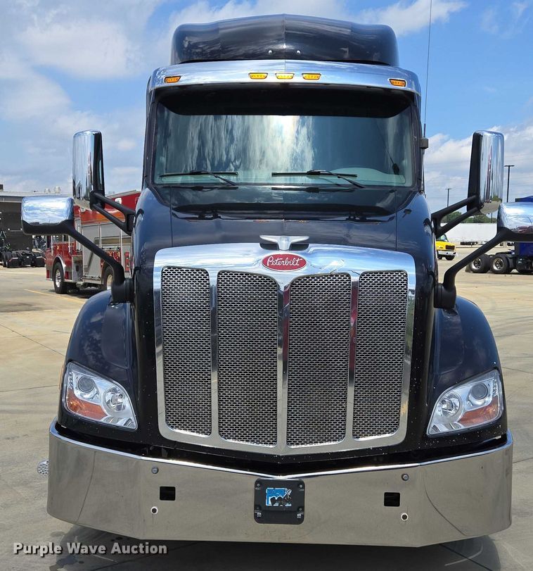 image for item DW7020 2019 Peterbilt 579 semi truck