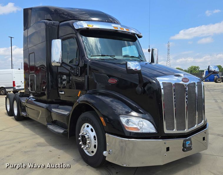 image for item DW7020 2019 Peterbilt 579 semi truck