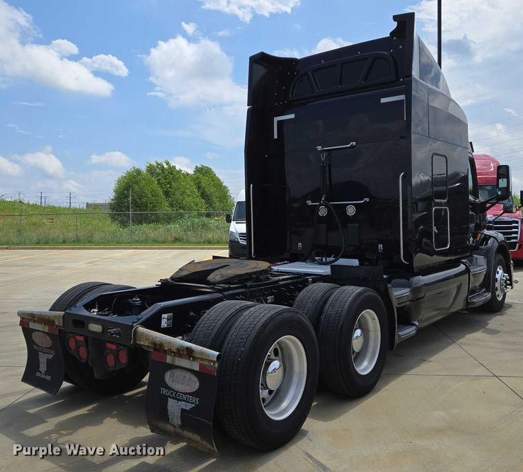 image for item DW7020 2019 Peterbilt 579 semi truck